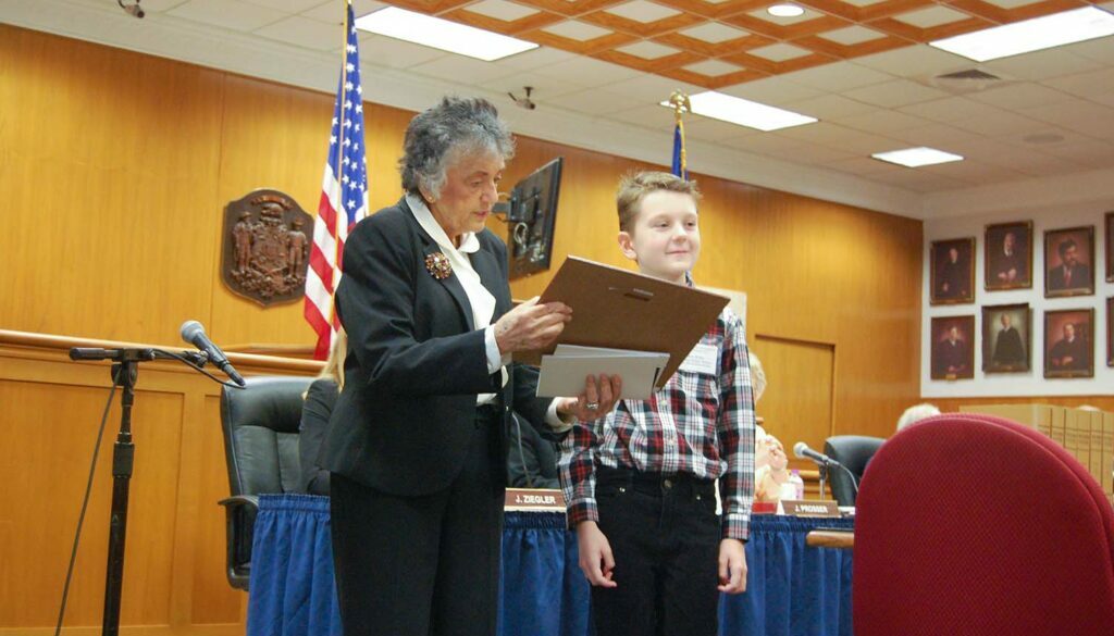 Chief Justice Abrahamson presenting an award to a child